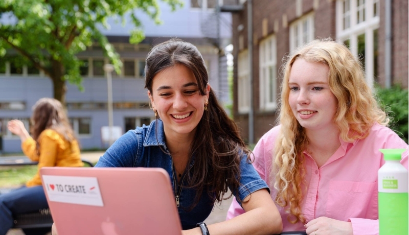 Studenten Food & Business achter laptop aan het werk
