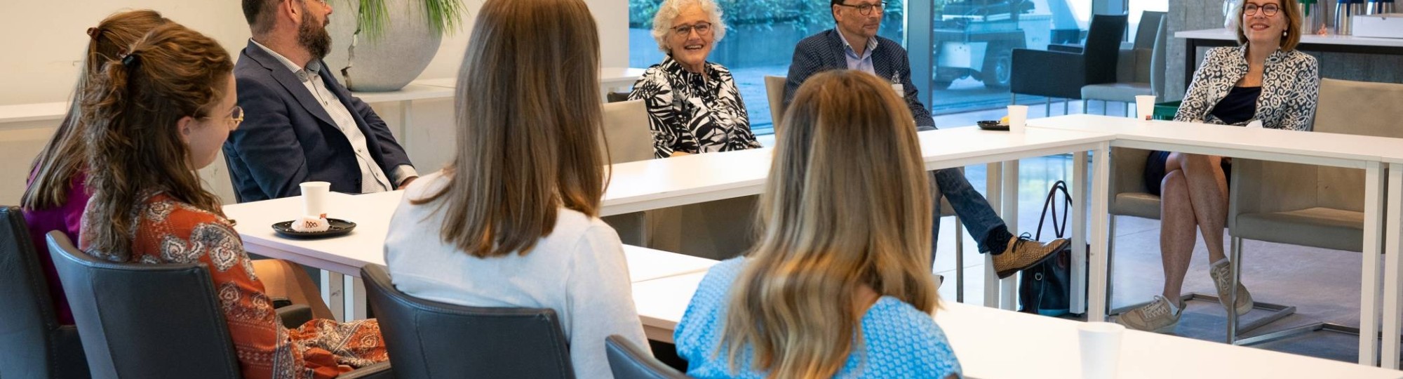 Het CvB bezoekt de Academie Paramedische Studies en luistert naar een verhaal over Tandheelkunde en Mondzorgkunde