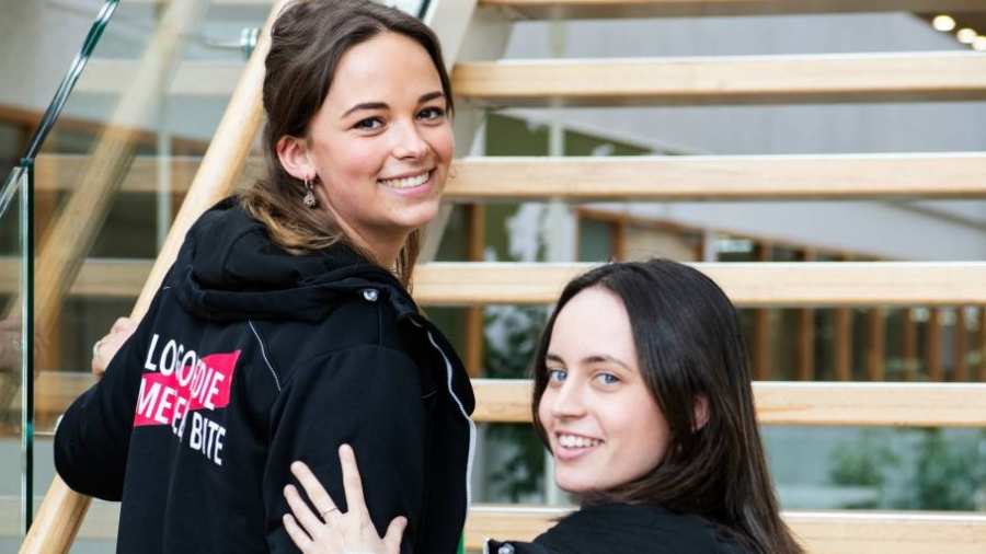 twee studenten logopedie lopen trap op in HAN gebouw