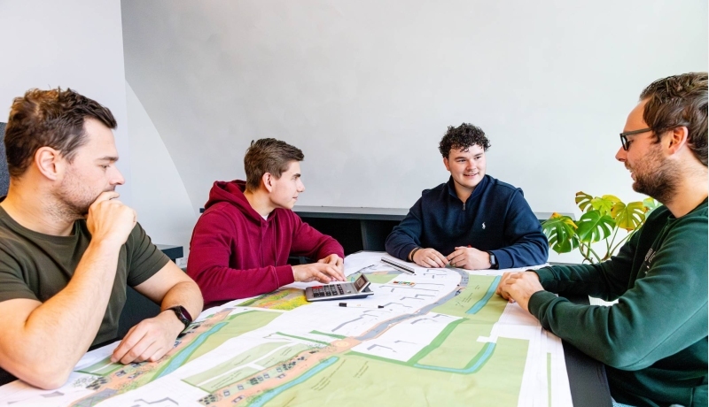 studenten aan tafel