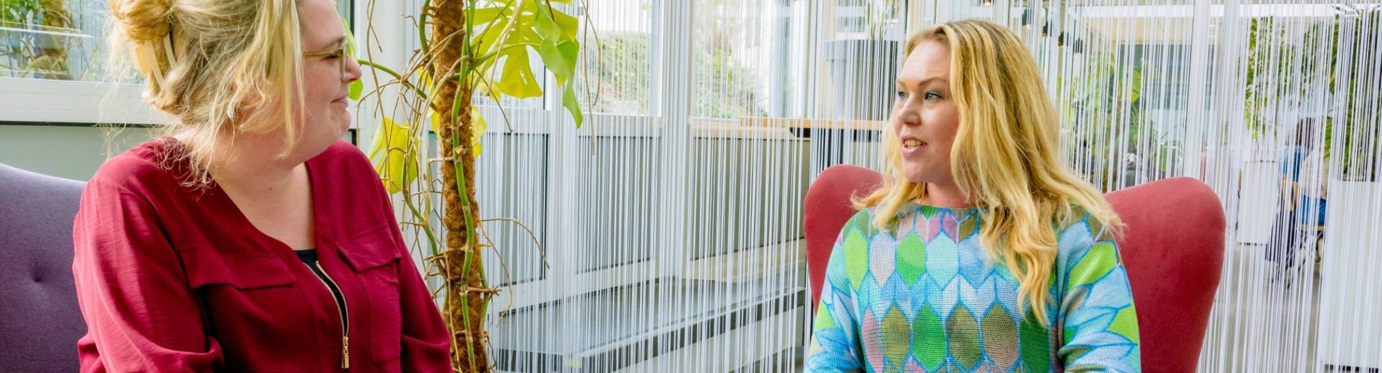 Student heeft een gesprek met een medestudent