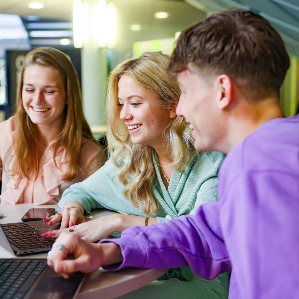 Foto Bedrijfskunde voltijd Nijmegen, studenten in overleg