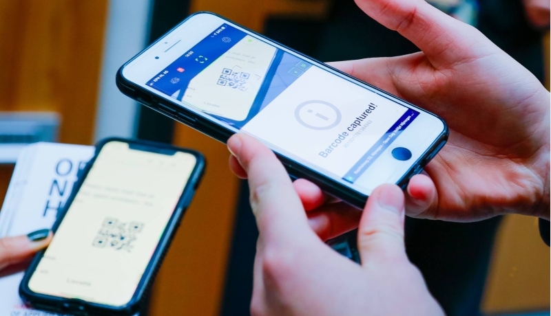 Telefoon scant QR code op andere mobiele telefoon