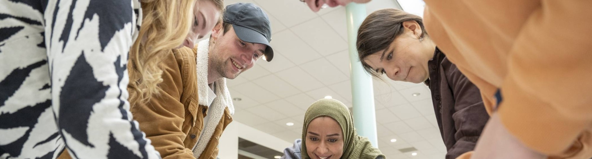 Studenten en docent spelen een stiftspel