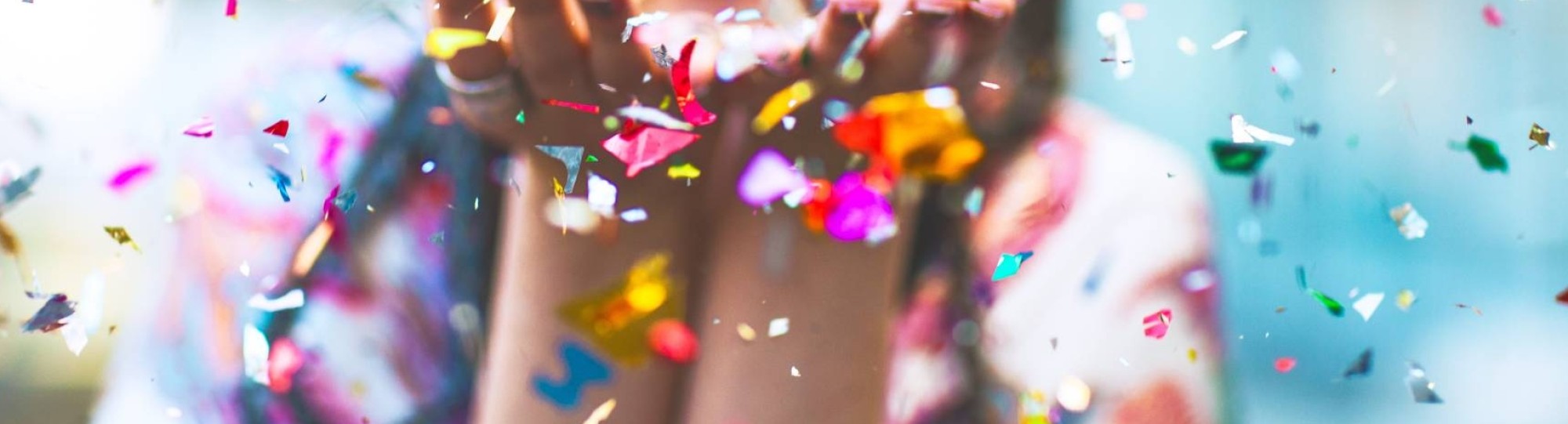 Meisje blaast confetti weg