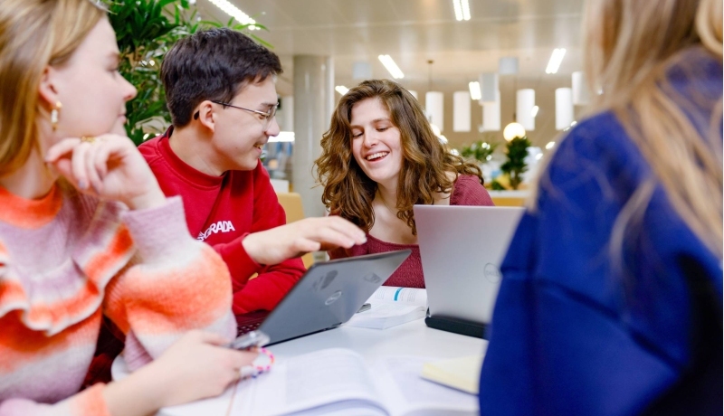 HAN Academie Educatie, Pabo, Pabo-ALO, ALPO, voltijd en deeltijd, studenten werken samen in studiecentrum en lachen, 2024