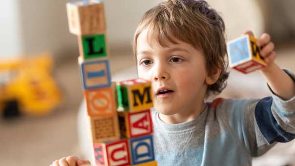 Kind speelt met alfabet blokken