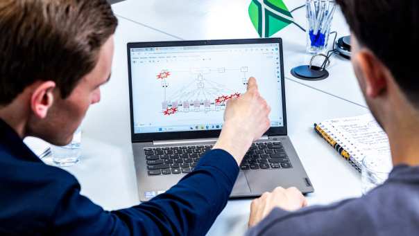 De Technische Bedrijfskunde studenten Derk en Jort in overleg over een grafiek.