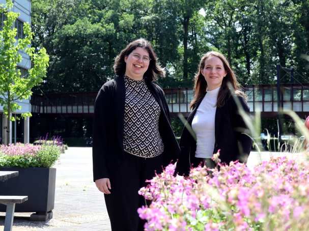 Joey Marlisa en Betul Güreler na het interview over hun afstudeertraject op de foto, HAN Campus Arnhem, binnenplein.