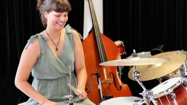 Studente Muziektherapie zit achter het drumstel