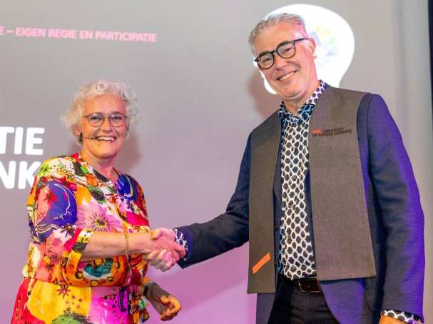 Ton Satink wordt gefeliciteerd door Yvonne de HAAN met zijn installatie als lector