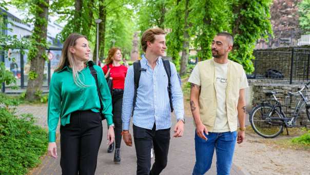 Studenten Facility Management lopen op de HAN campus in Nijmegen