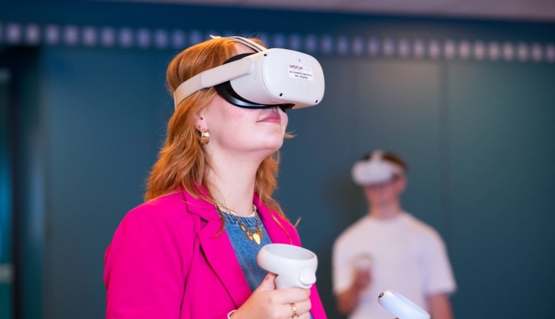 Student oefent met VR bril