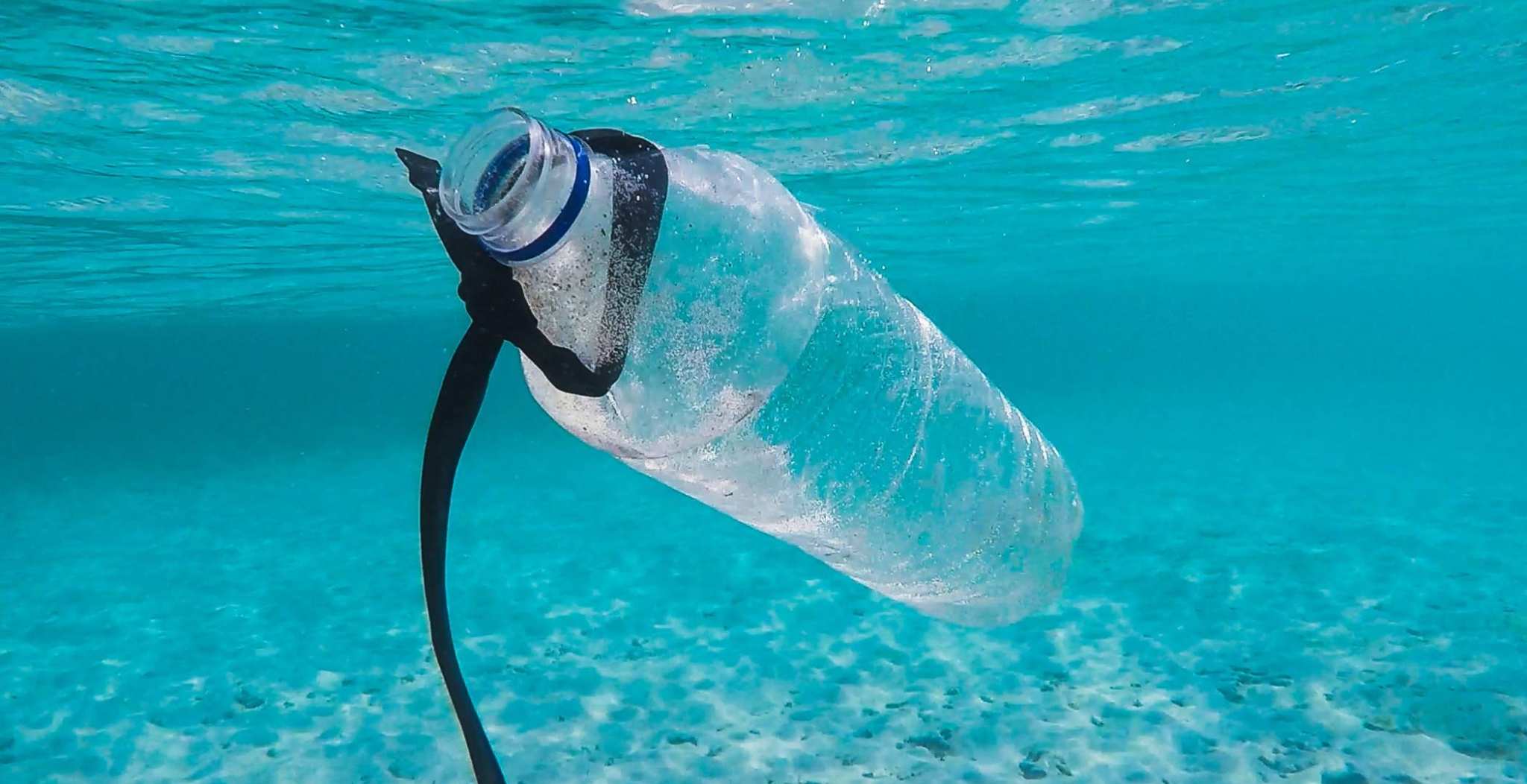 plastic flesje in water
