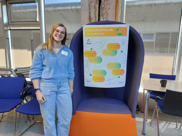 Noor van de Master Circulaire Economie geeft een posterpresentatie.