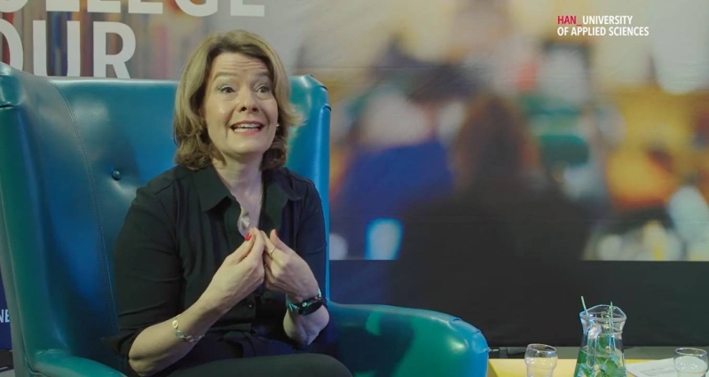 foto van Merel van Vroonhoven bij de Educatie Collegetour