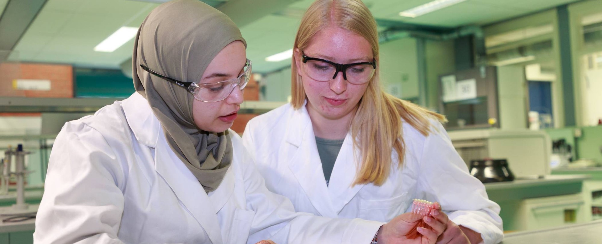 Studenten master Molecular Life Sciences Lisan Scholten en Nouhaila Belkassem tijdens een praktijkles op het lab