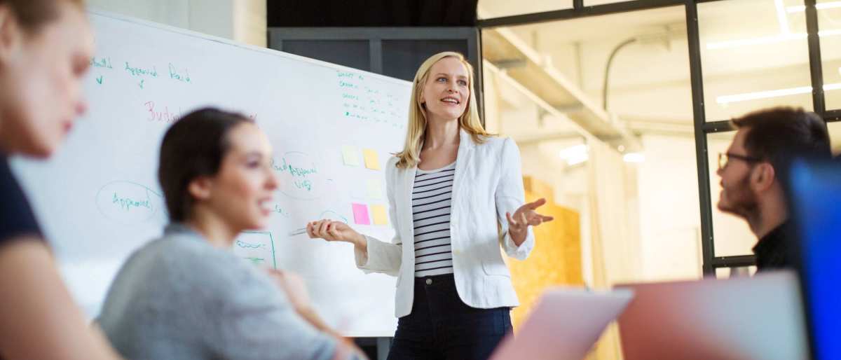 Professionals met elkaar aan het werk met post-its.
