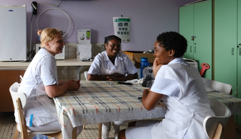 3 verpleegkundigen in gesprek in Suriname