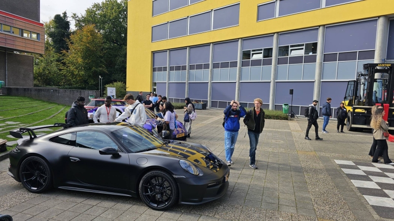 Zwarte Porsche blikvanger op ACE Engineering en Automotive carrièredag op 16 oktober 2024