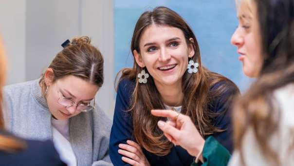AMM LLO studenten in gesprek-tijdens opdracht 2025