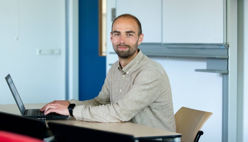 Guus van Bentum is bio-informaticadocent met als specialisatie AI