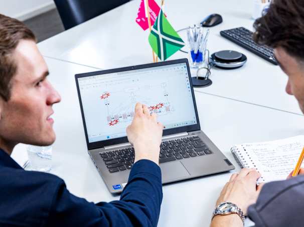 De Technische Bedrijfskunde studenten Derk en Jort in overleg.