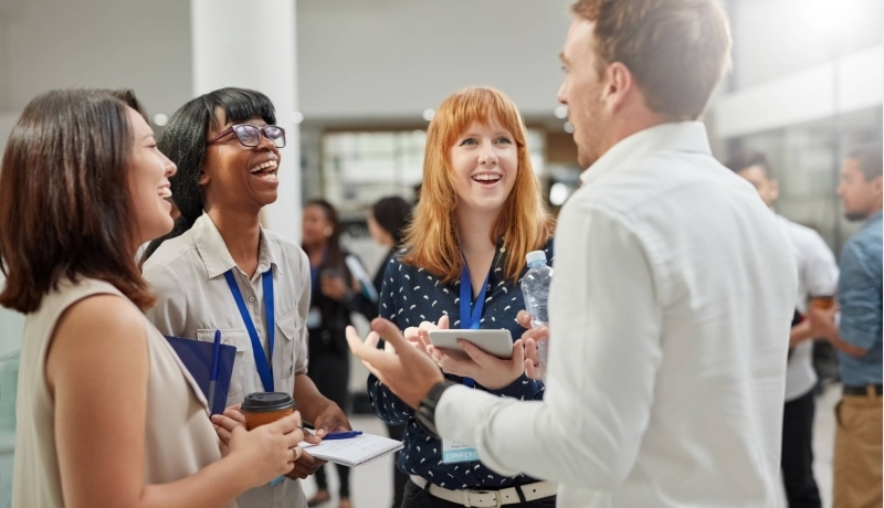 Alumni in gesprek tijdens de alumnibijeenkomst