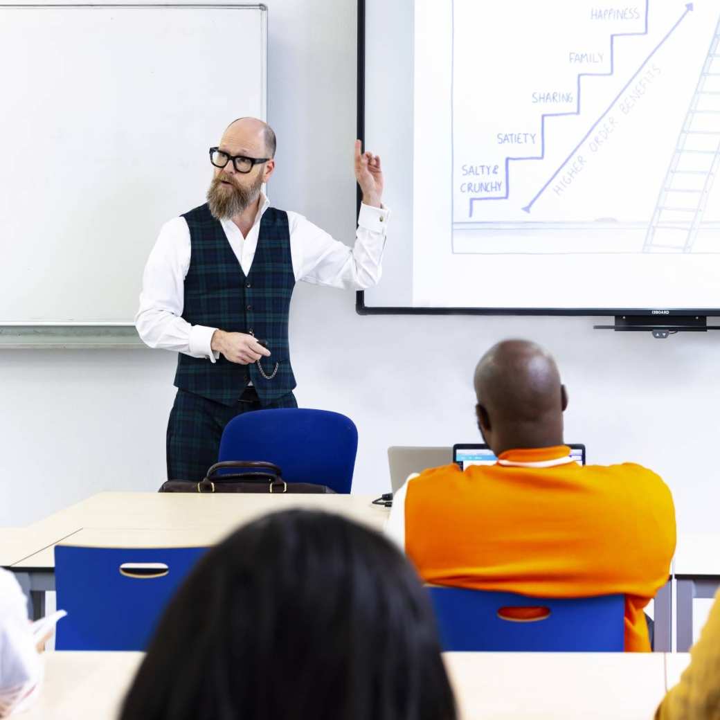 International Business-studenten krijgen les van een vakbekwame docent
