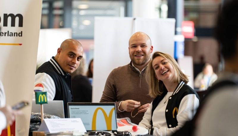 Foto van iemand die in gesprek is op een Netwerkmarkt.