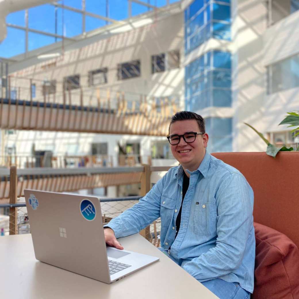 Oud HBO-ICT student Luke bij Alliander aan het werk