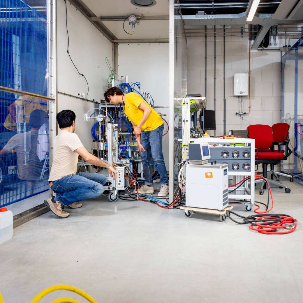 Studenten aan het werk op het Hydrogen lab bij HAN Connectr op het IPKW, samenwerken, waterstof