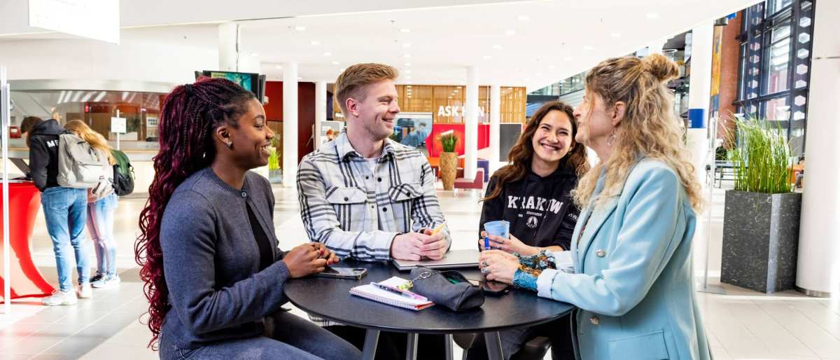 Marion Heijnen in gesprek met verschillende studenten t.b.v. Employer Branding campagne