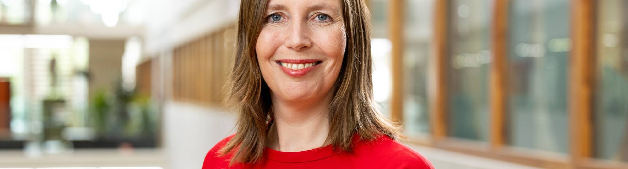 Portretfotot Marloes Kleinjan, rode trui dragend