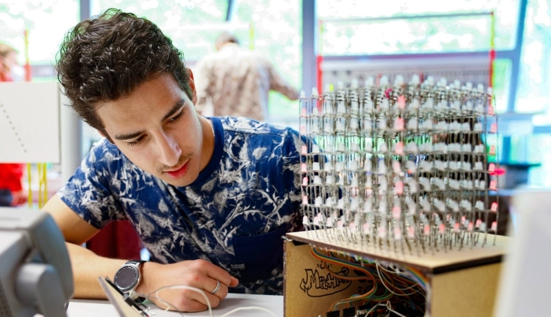 Studenten werkt aan technische opdracht, embedded engineering, electrical and electronic engineering 