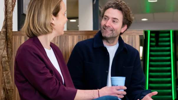 Deelnemers en docenten van de post-hbo opleiding Bedrijfskunde, in gesprek met elkaar op het plein voor Ruitenberglaan 31