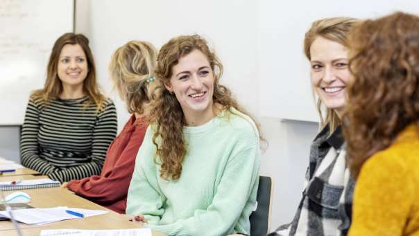 Meerdere studenten op een rij - klassikaal - les onderzoek van de Master Advanced Nursing Practice op de Groenewoudseweg 1 in Nijmegen.