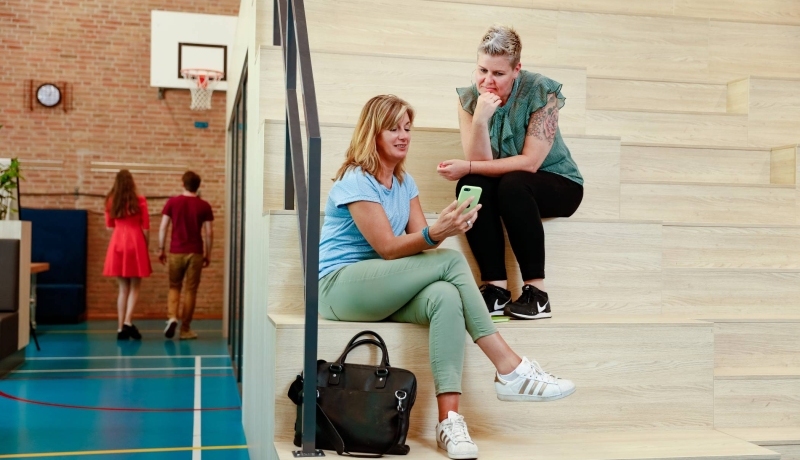 HBO master studenten praten met elkaar in de gymzaal op de groenewoudseweg