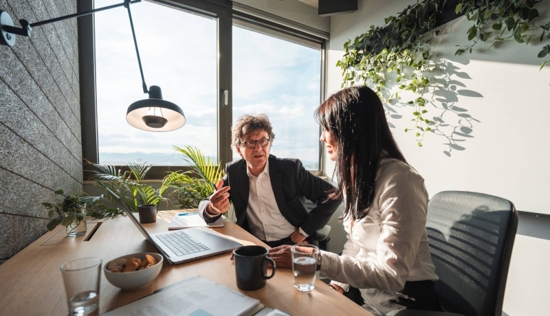 Een financieel adviseur geeft advies aan een mkb-er