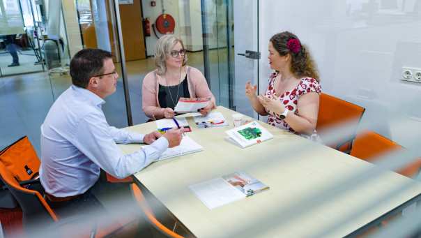 Studenten werken samen aan project
