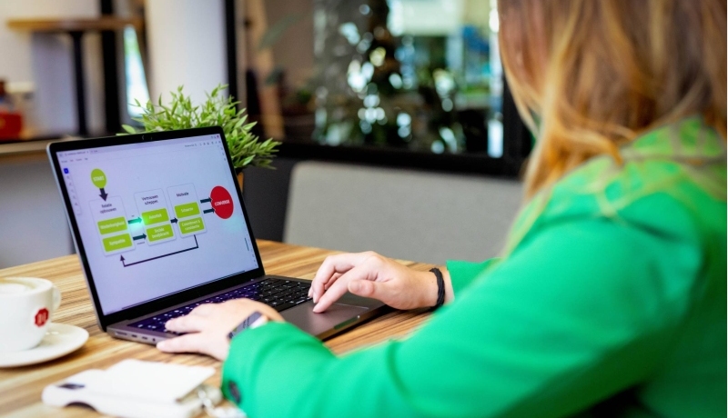 Deelnemer aan de cursus SEO achter een laptop aan het werk aan een SEO analyse op de HAN campus Arnhem.