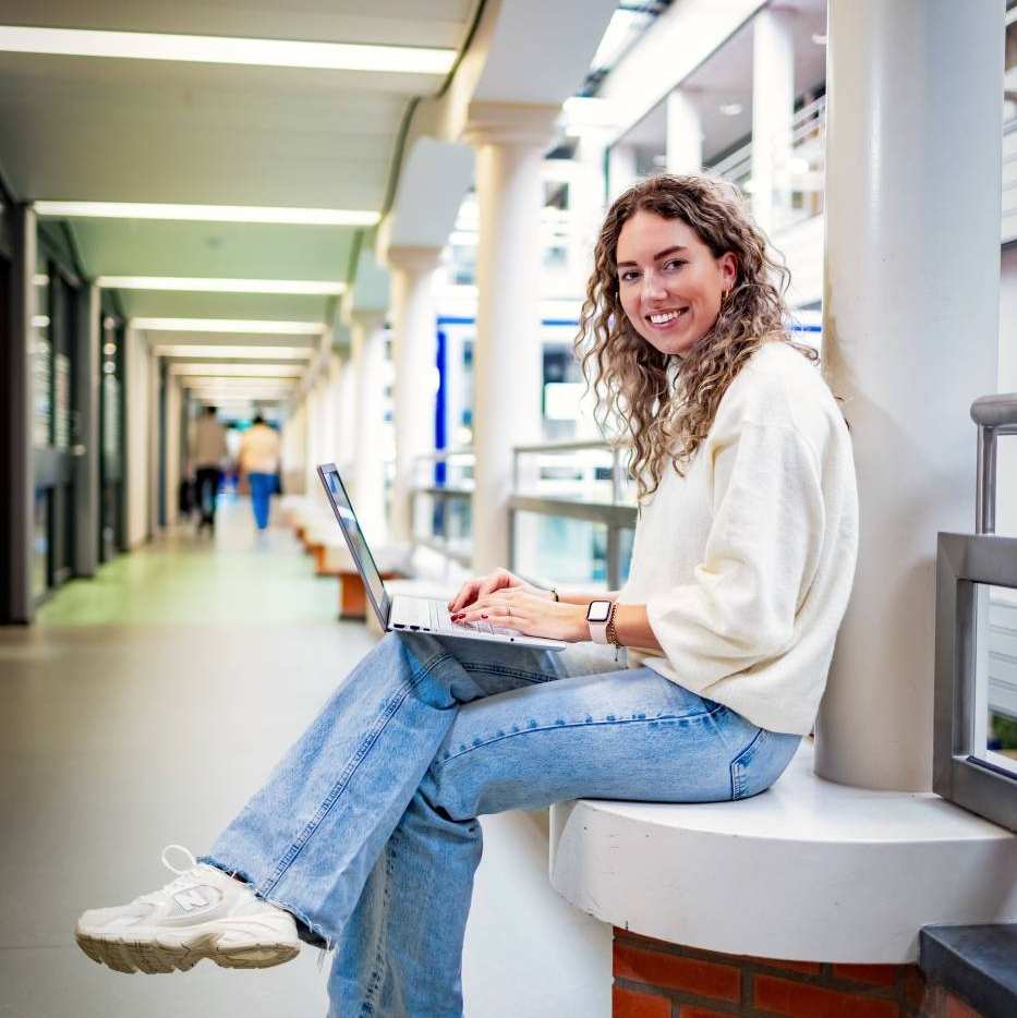Student van de bachelor Commerciële Economie deeltijd, duaal in de gang.