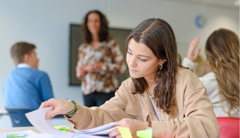 Een student aan het studeren