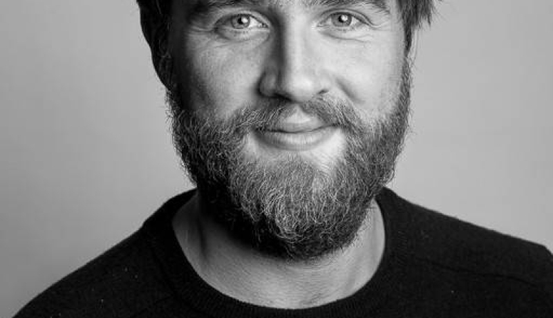Thoman Knuiver voor voorstelling Campustheater