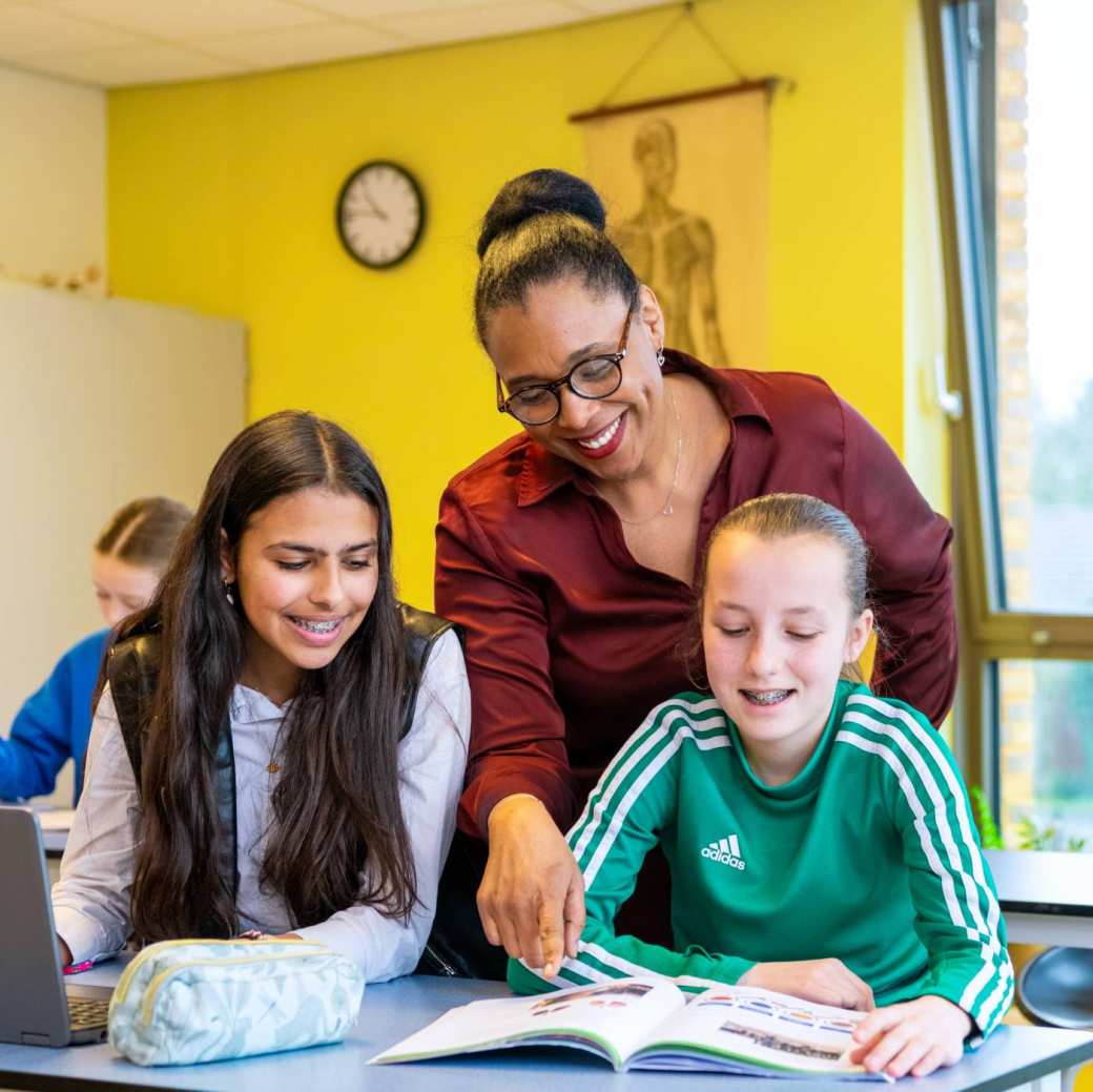 Student helpt basisschool kinderen