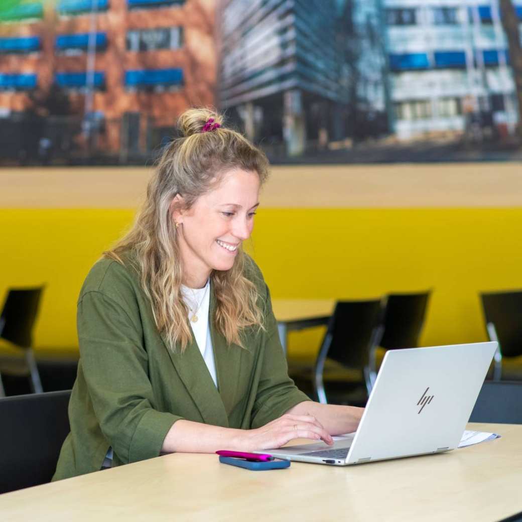 Docent van de opleiding Bedrijfskunde deeltijd op de HAN-campus in Arnhem, Ruitenberglaan 31. Ze lachen.