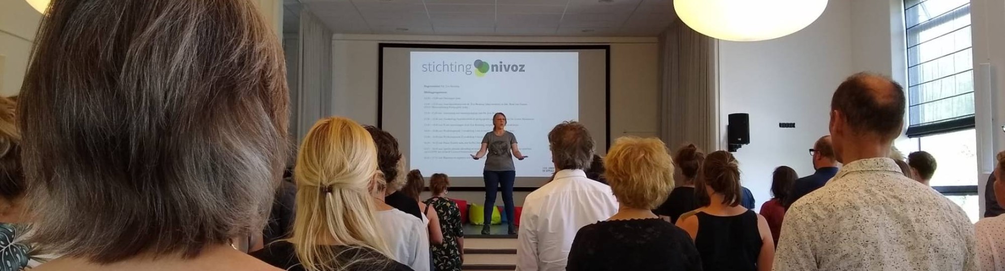 Bezoekers symposium Master Pedagogiek aandachtige betrokkenheid, krijgen les van een muziekpedagoog