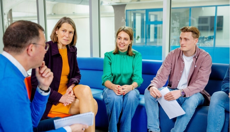 Docent geeft uitleg aan luisterende studenten. Master Circulaire Economie 2024.