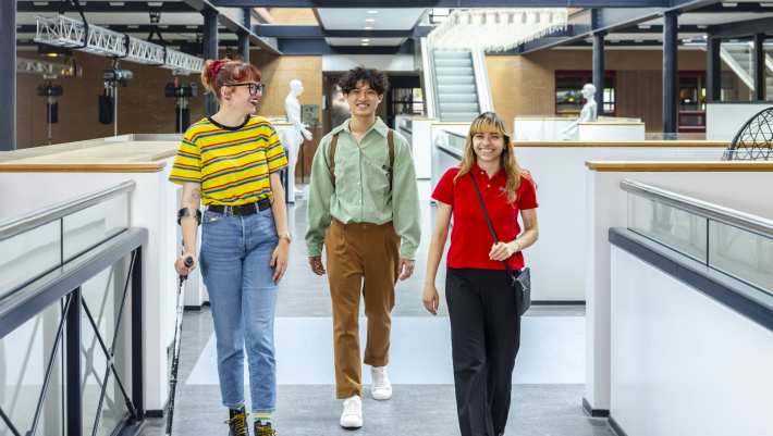 Campagne Studiejaar 23-24. Student Support Center. Studenten lopen door gang, deel 2. Fotoshoot 2023.