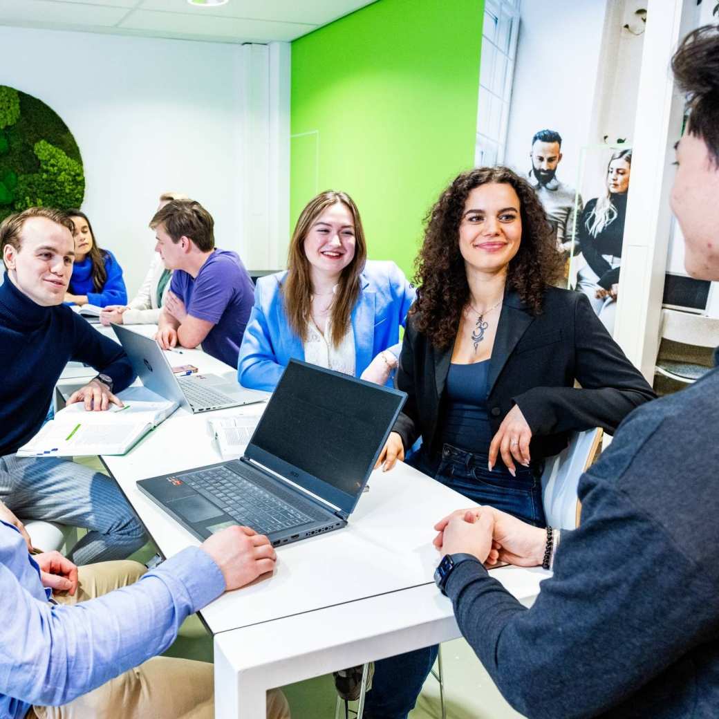studenten van bedrijfskunde voltijd in gesprek